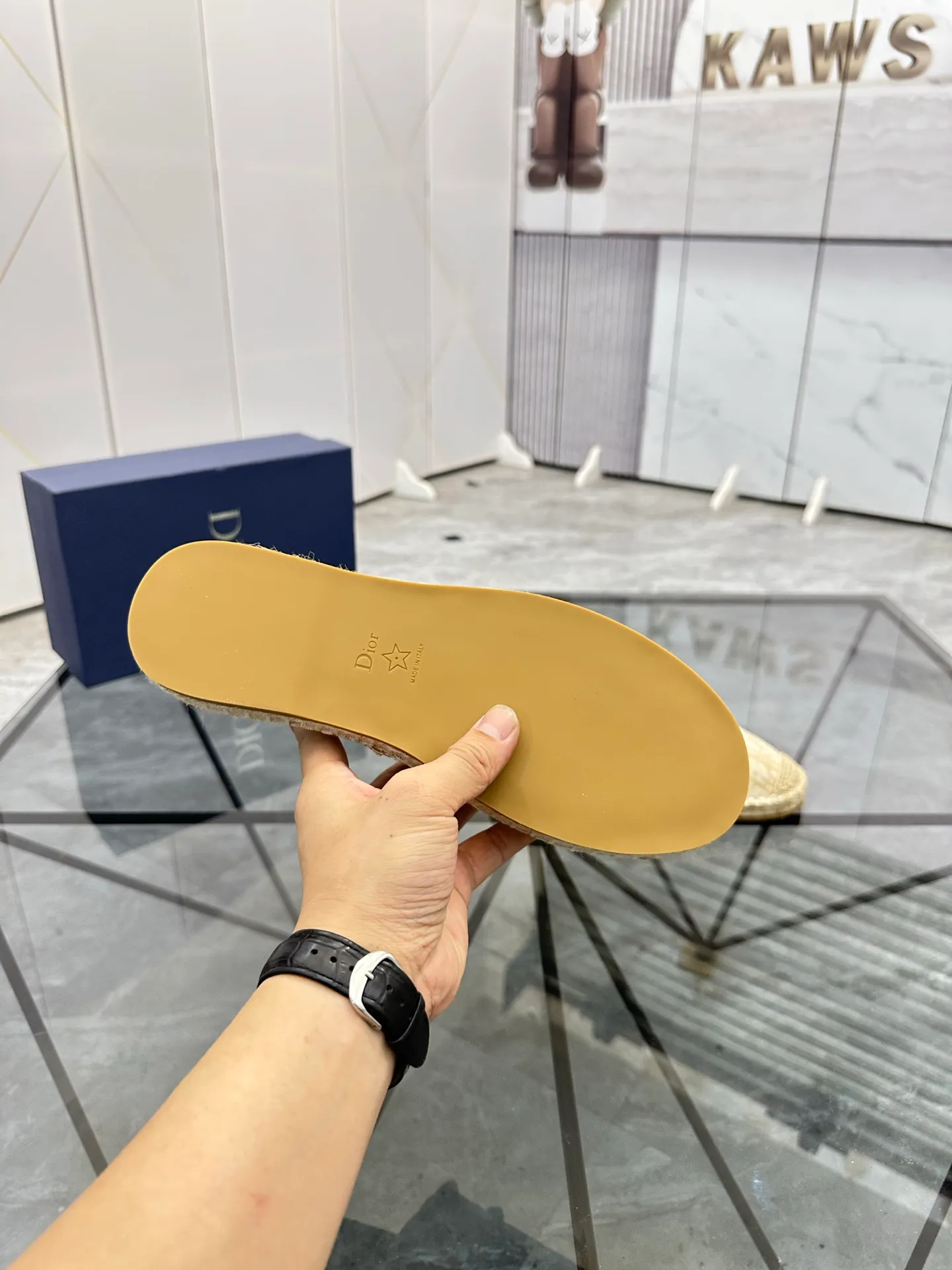 Men's shoes for sale 💰: 💰P400¥ Product trademark: Dior* "Dior*" low-top fisherman's shoes Regular size: 38-44 (can be customized to 37.45) Product materials: imported cowhide leather upper spliced ​​with original fabric, sheepskin lining, original outsole. Number: 1023